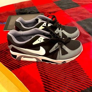 Mens brand new never worn Nike air structure sneakers